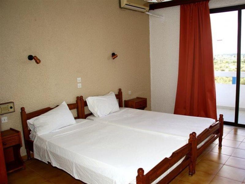 Karavos Hotel Apartments อาร์คานเยโลส ภายนอก รูปภาพ