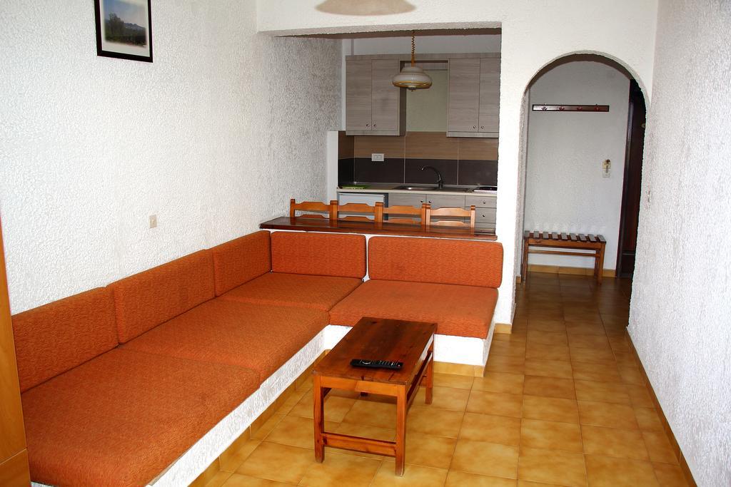 Karavos Hotel Apartments อาร์คานเยโลส ห้อง รูปภาพ