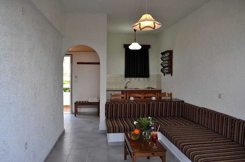 Karavos Hotel Apartments อาร์คานเยโลส ภายนอก รูปภาพ