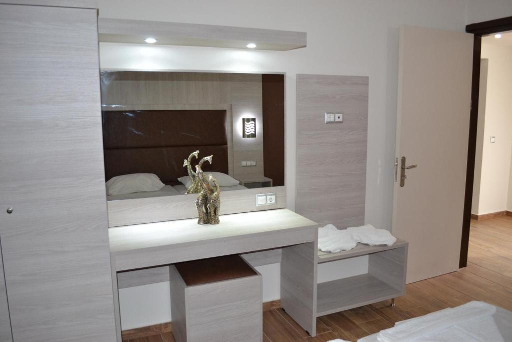 Karavos Hotel Apartments อาร์คานเยโลส ห้อง รูปภาพ