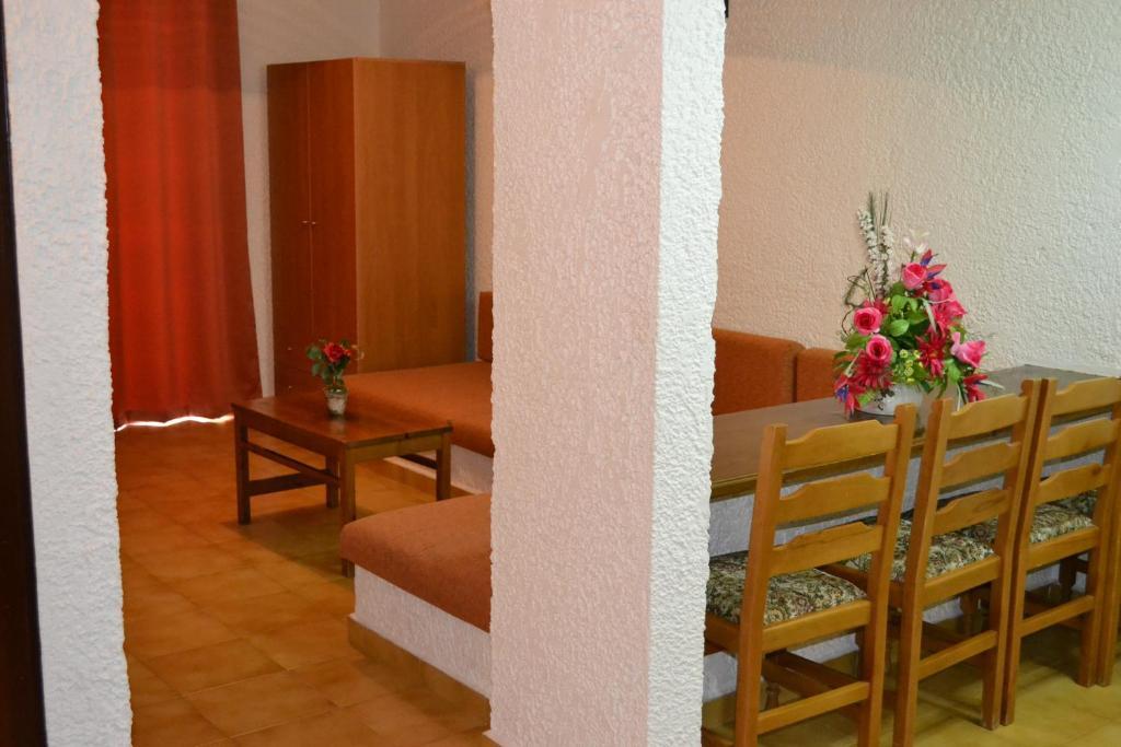 Karavos Hotel Apartments อาร์คานเยโลส ห้อง รูปภาพ