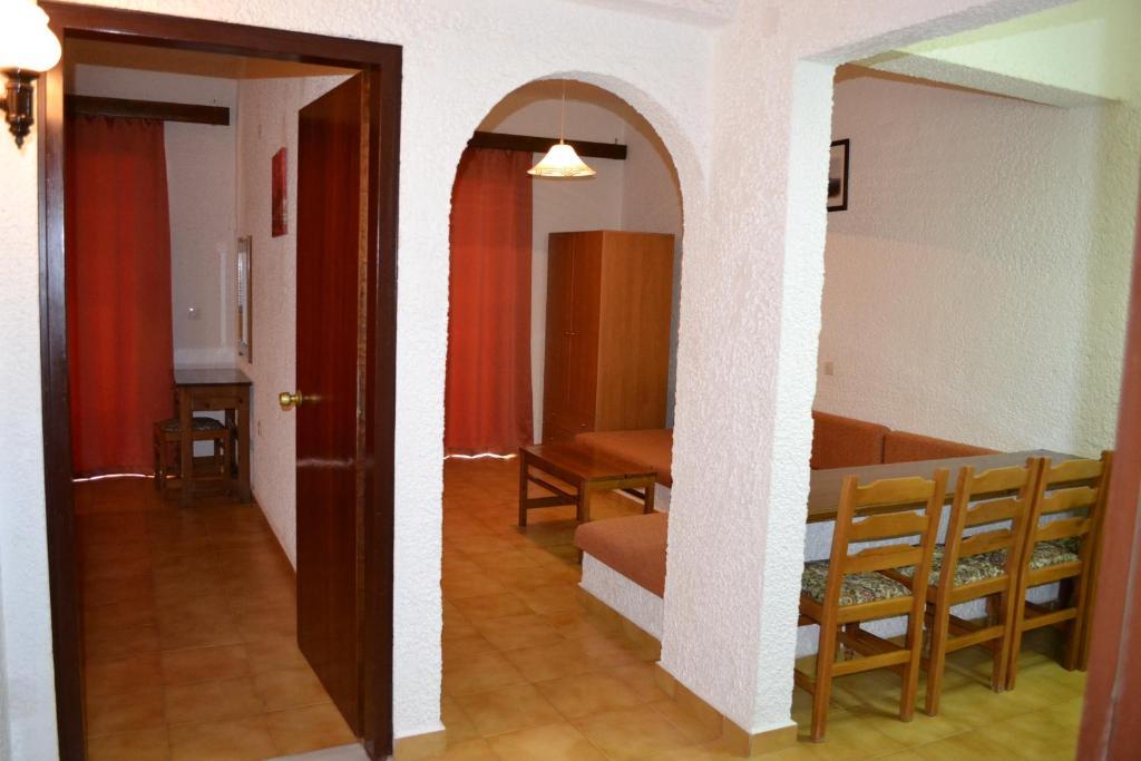 Karavos Hotel Apartments อาร์คานเยโลส ห้อง รูปภาพ