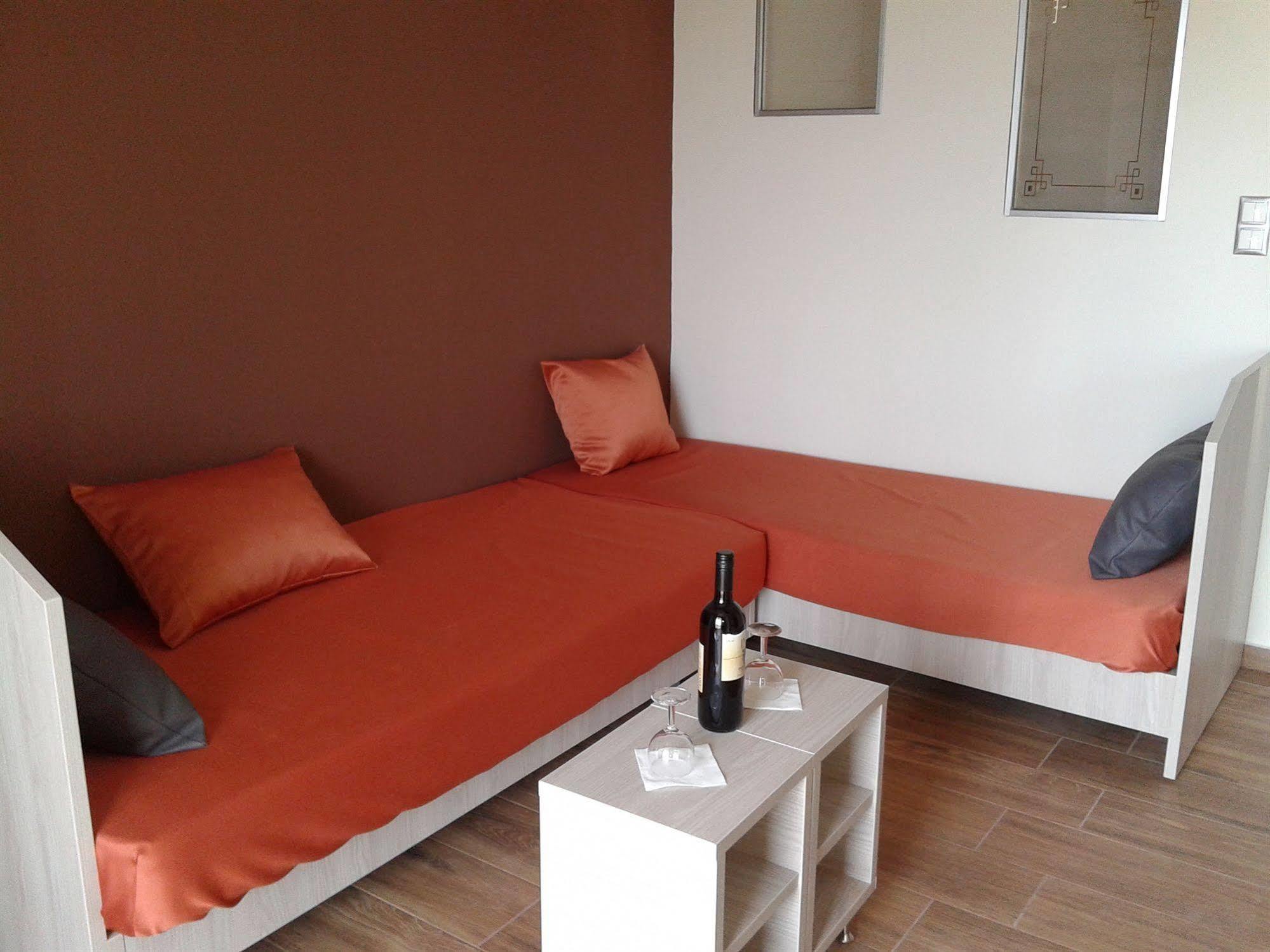 Karavos Hotel Apartments อาร์คานเยโลส ภายนอก รูปภาพ