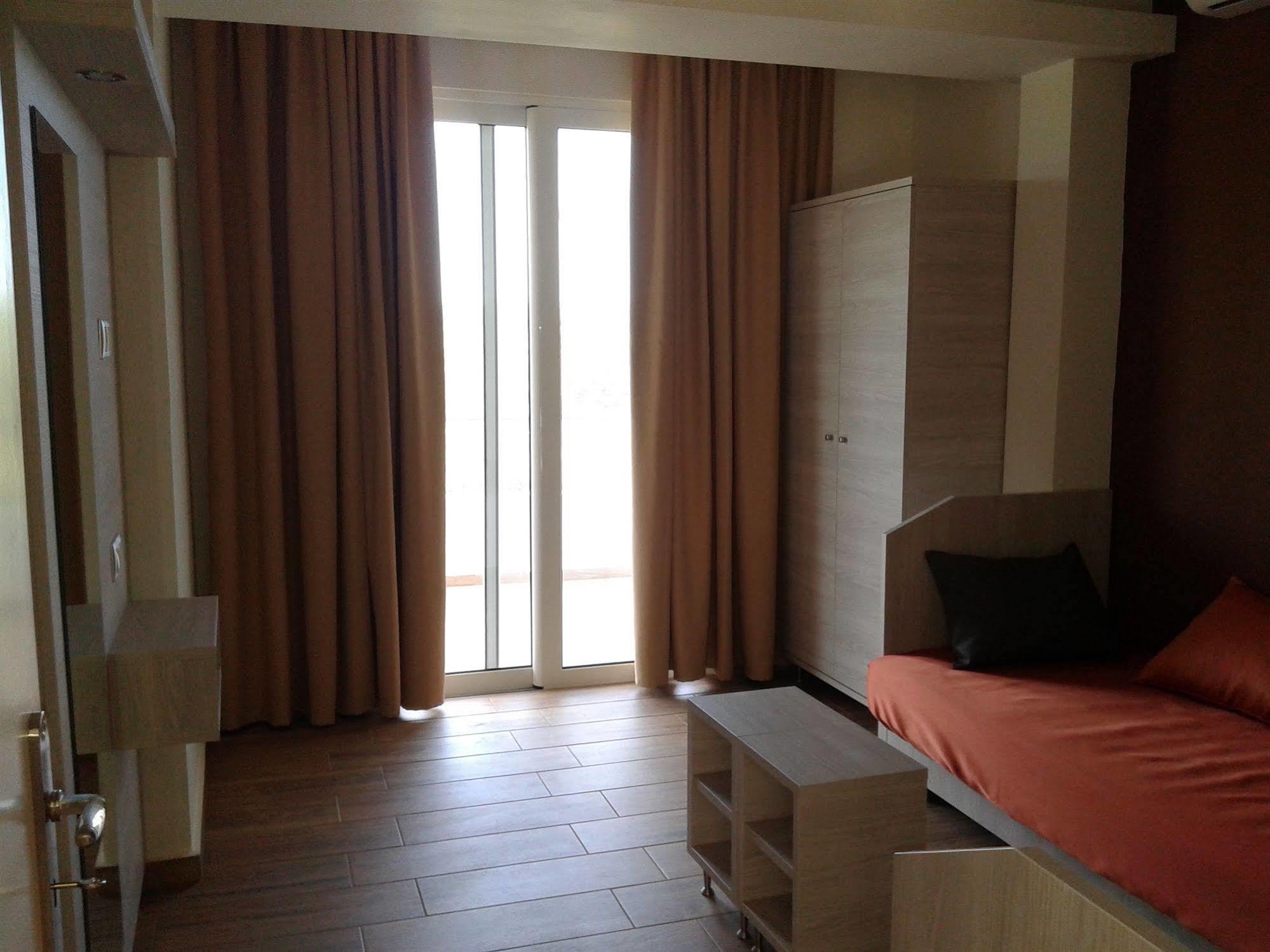 Karavos Hotel Apartments อาร์คานเยโลส ภายนอก รูปภาพ