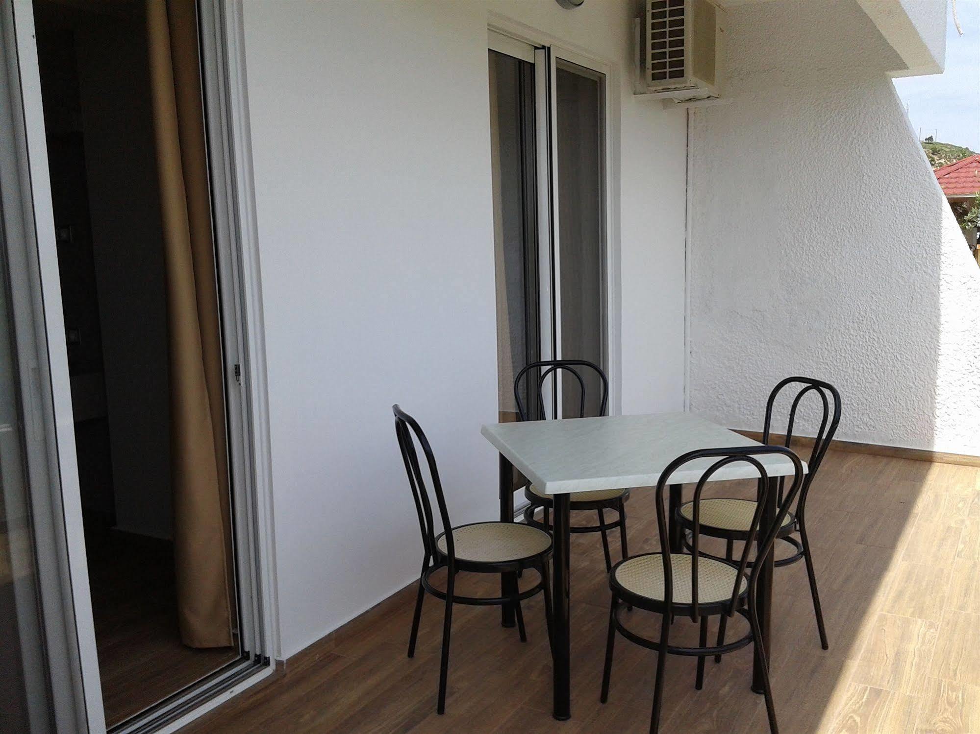 Karavos Hotel Apartments อาร์คานเยโลส ภายนอก รูปภาพ